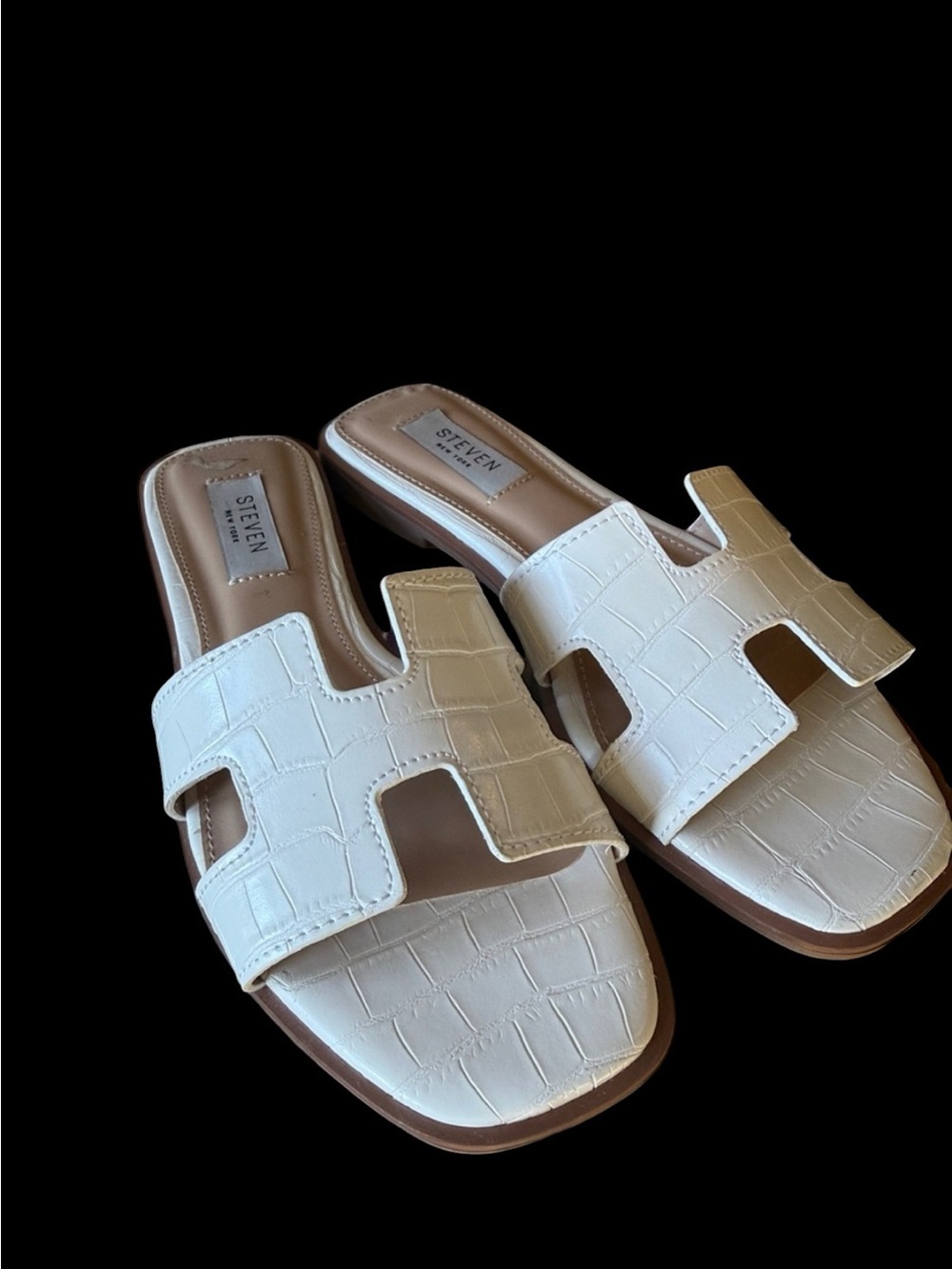 STEVEN white crock H cut design. Excellent condition size 6.